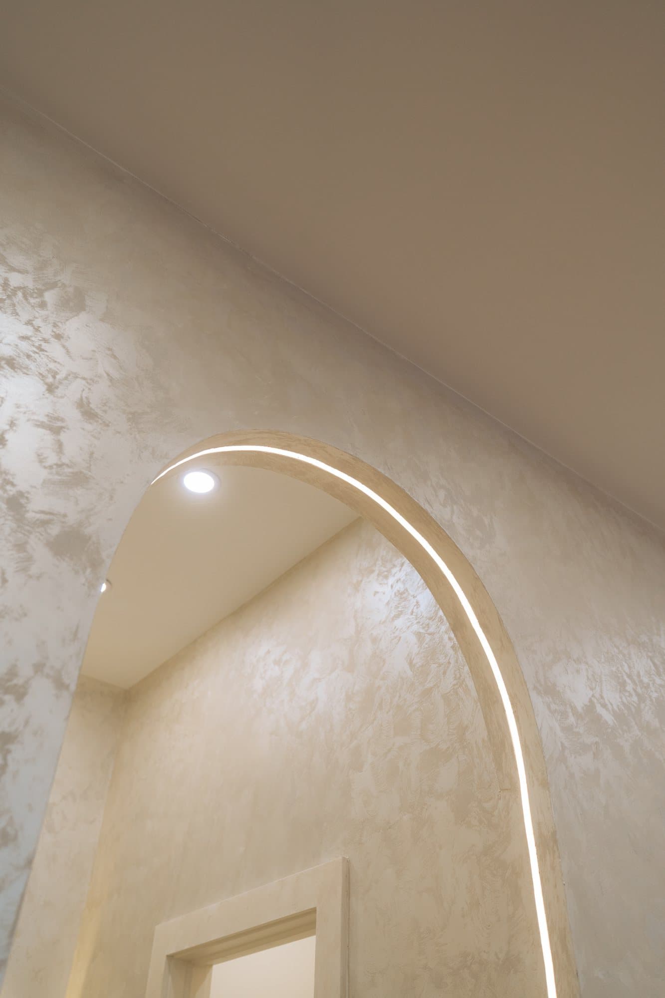 The head of an arch where the cove light turns the corner